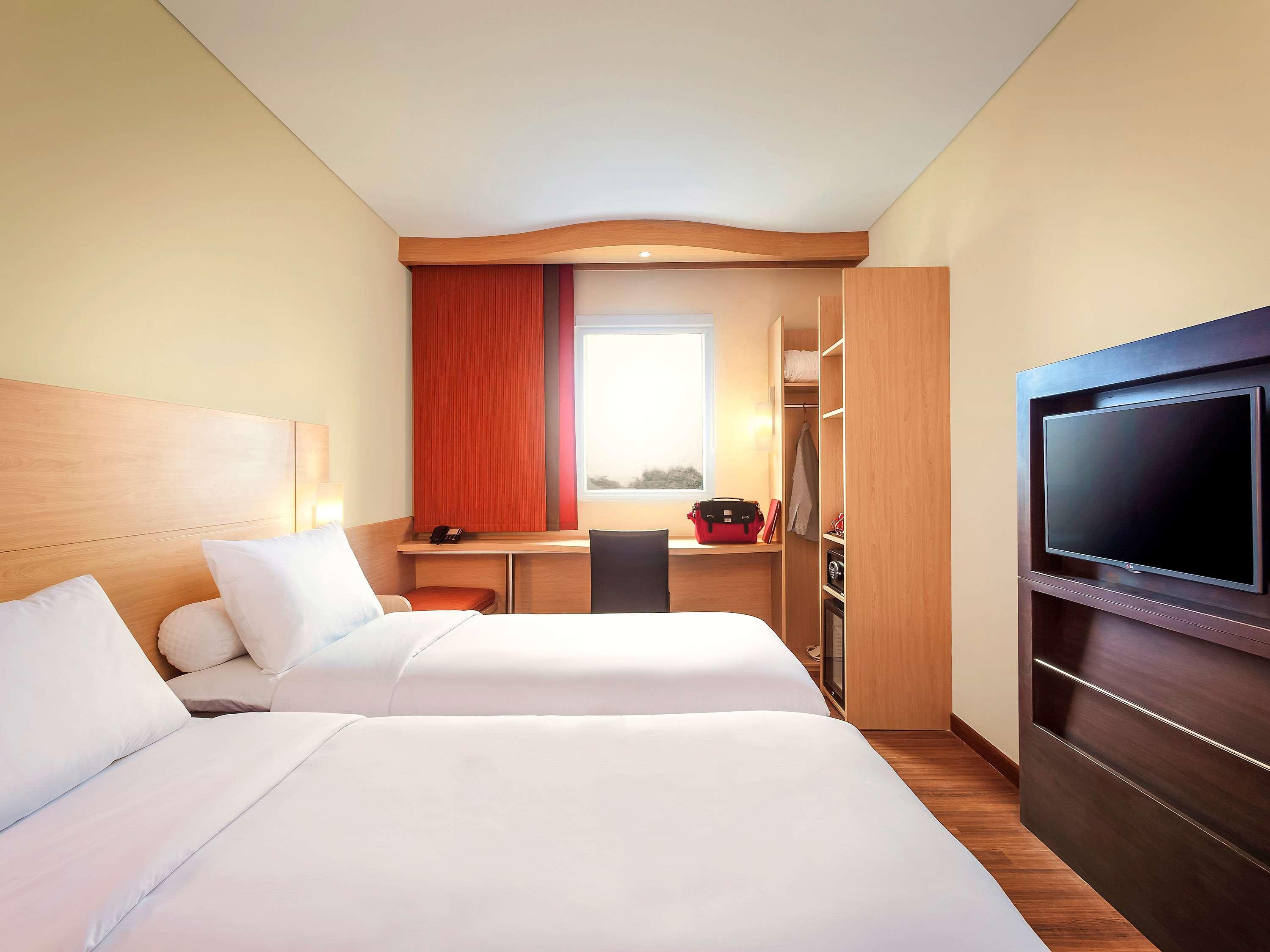 Ibis Makassar City Center Exteriör bild