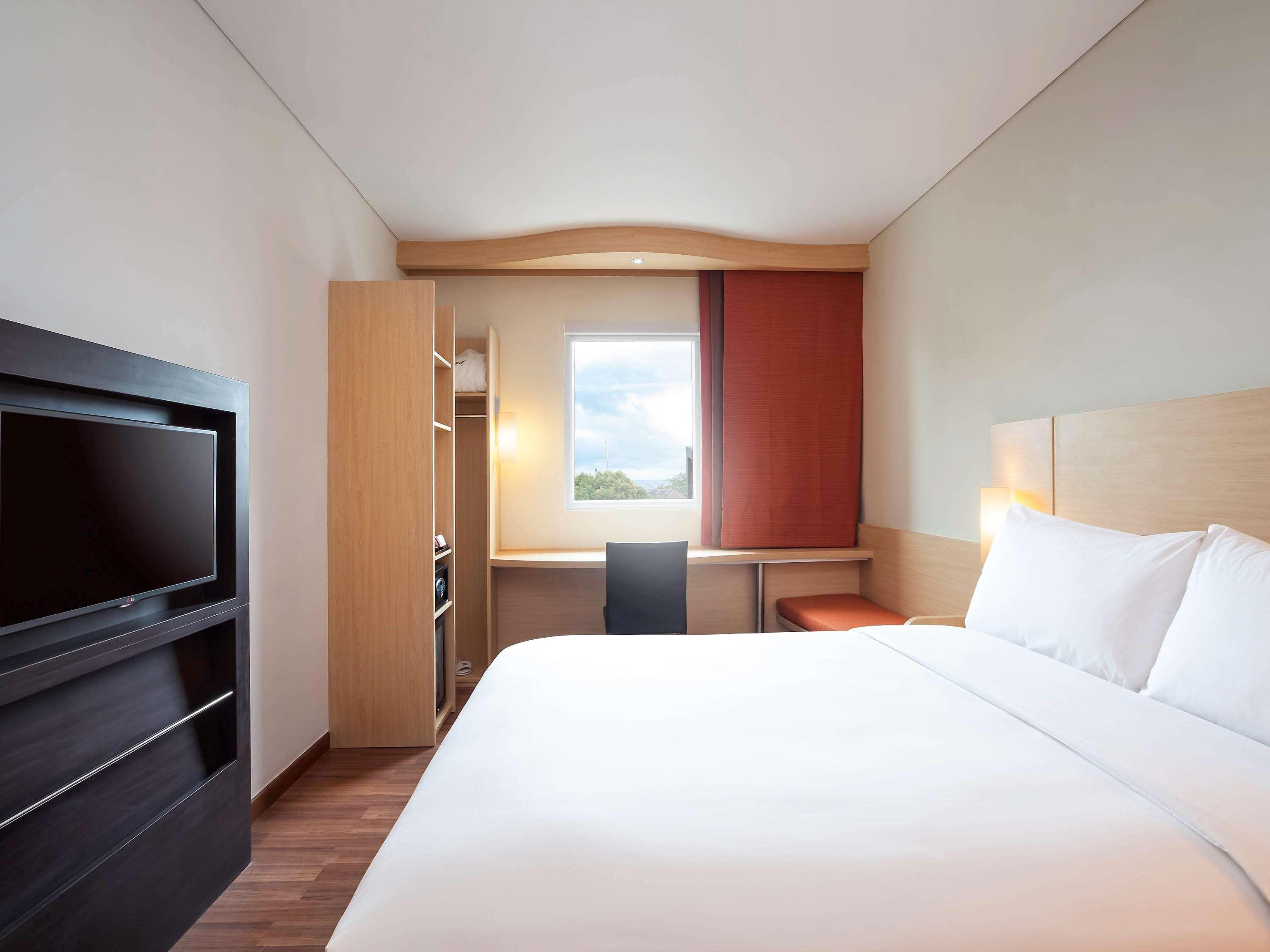 Ibis Makassar City Center Exteriör bild