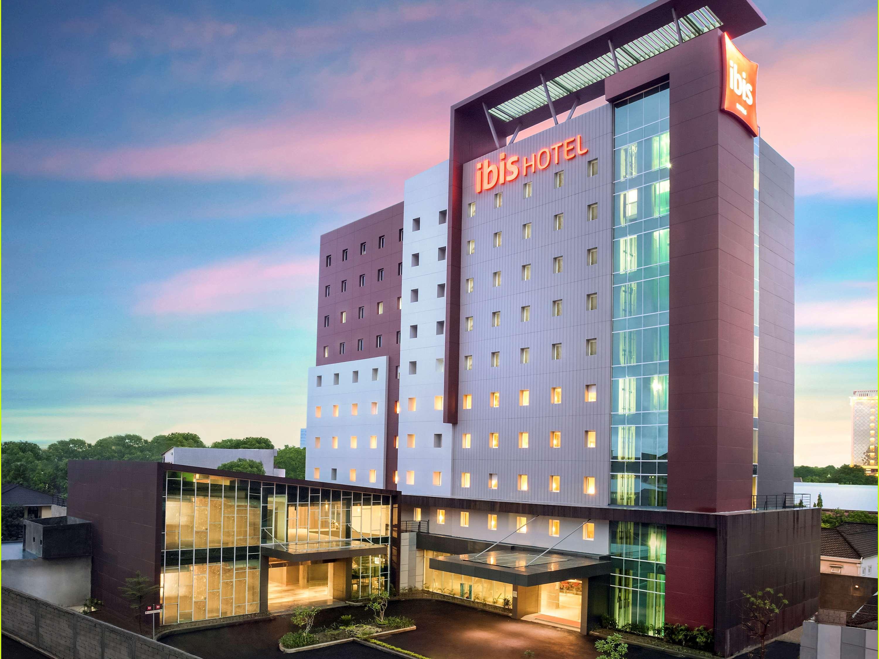Ibis Makassar City Center Exteriör bild