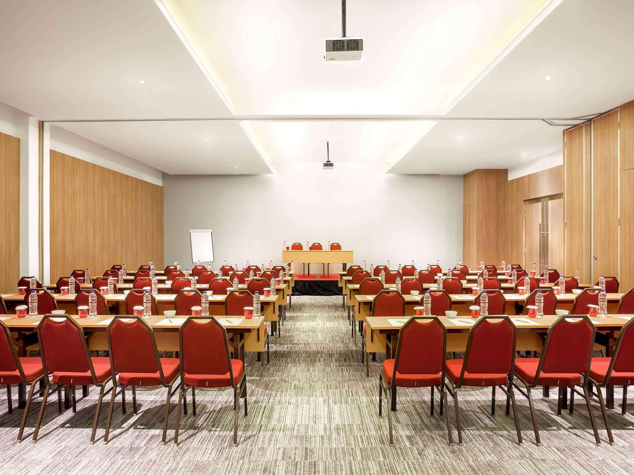 Ibis Makassar City Center Exteriör bild