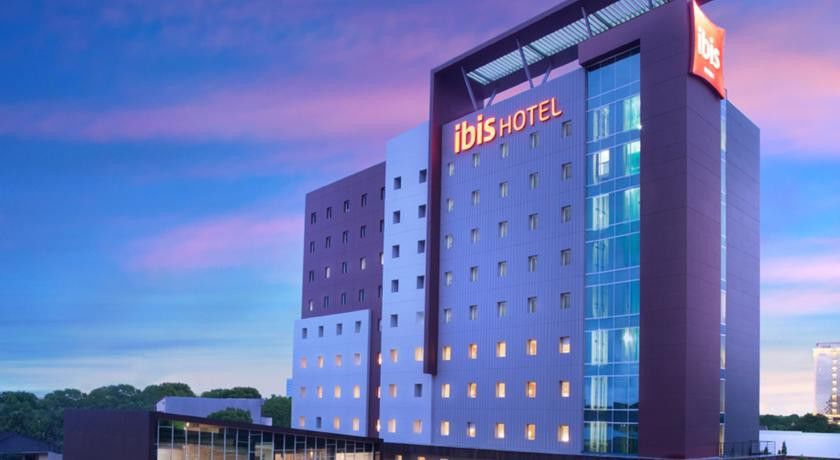 Ibis Makassar City Center Exteriör bild