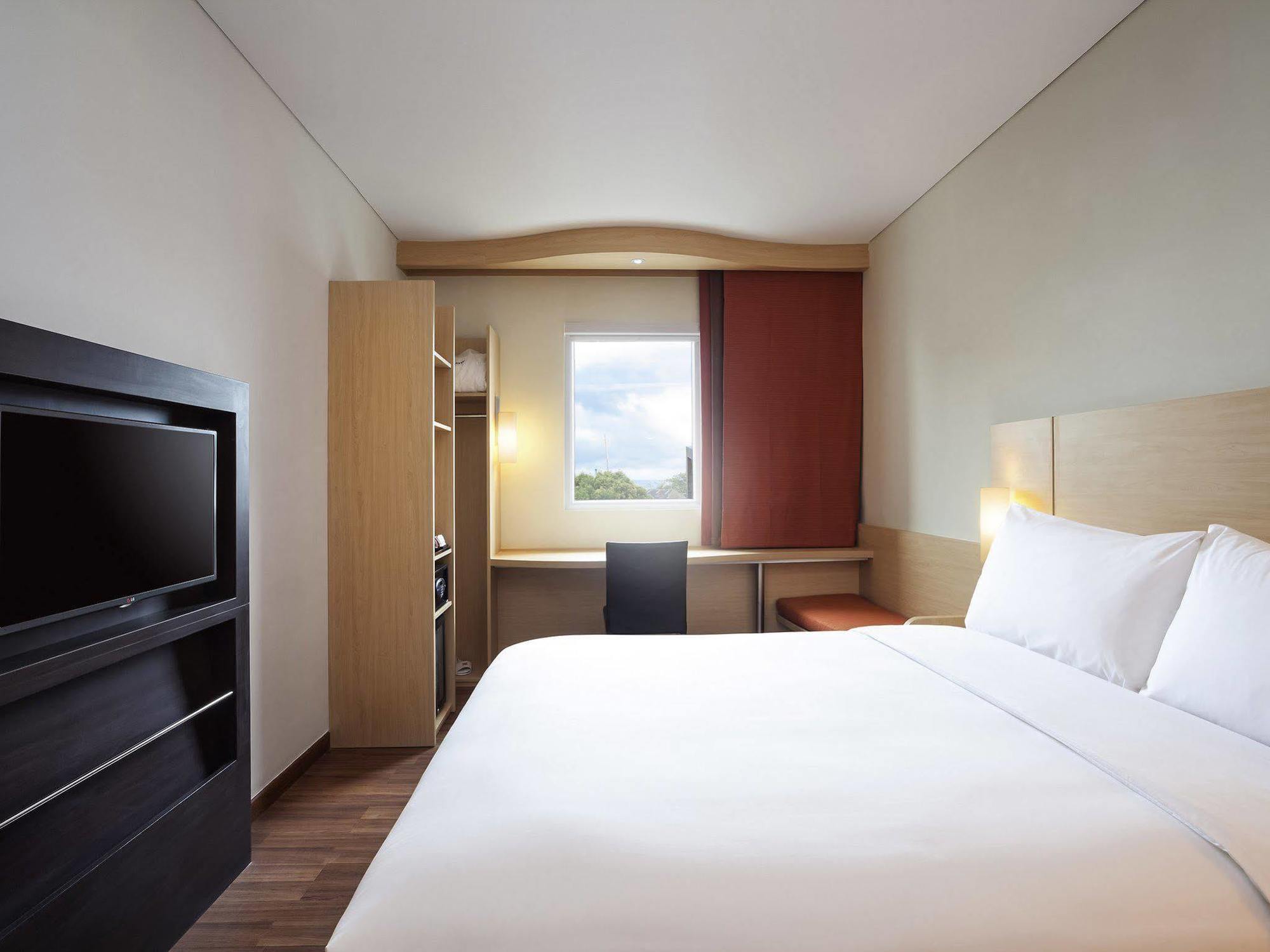 Ibis Makassar City Center Exteriör bild