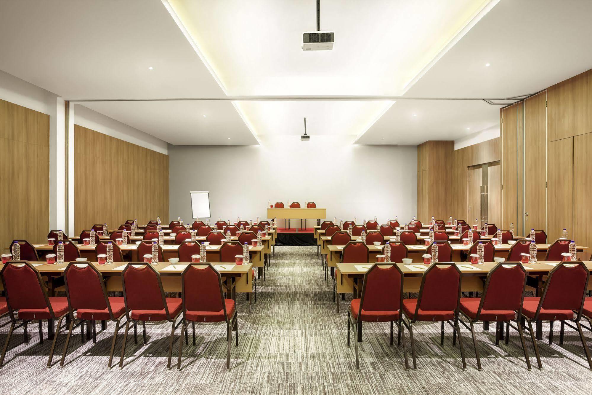 Ibis Makassar City Center Exteriör bild